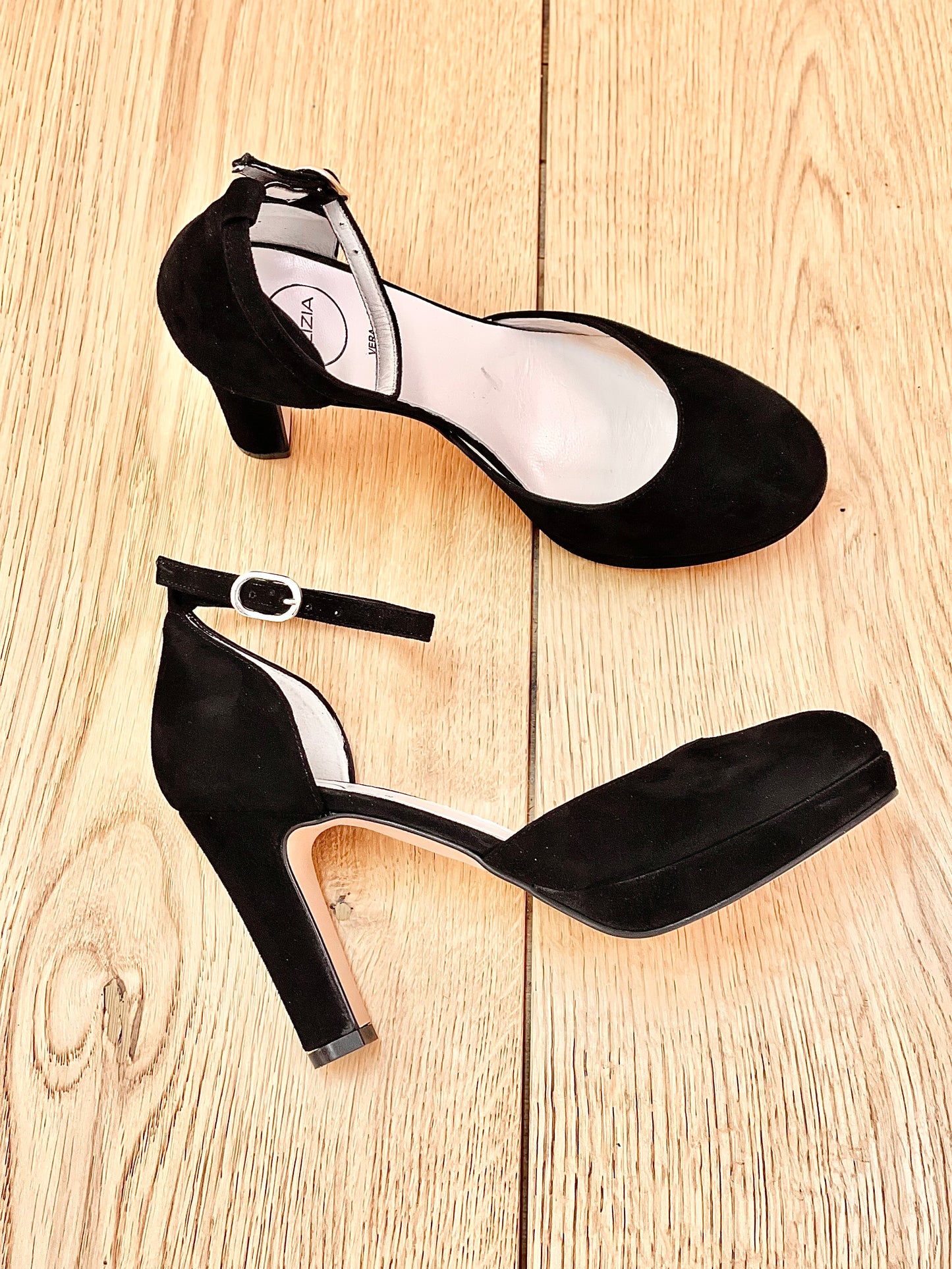 SANDFARBENES SCHWARZES WILDLEDER