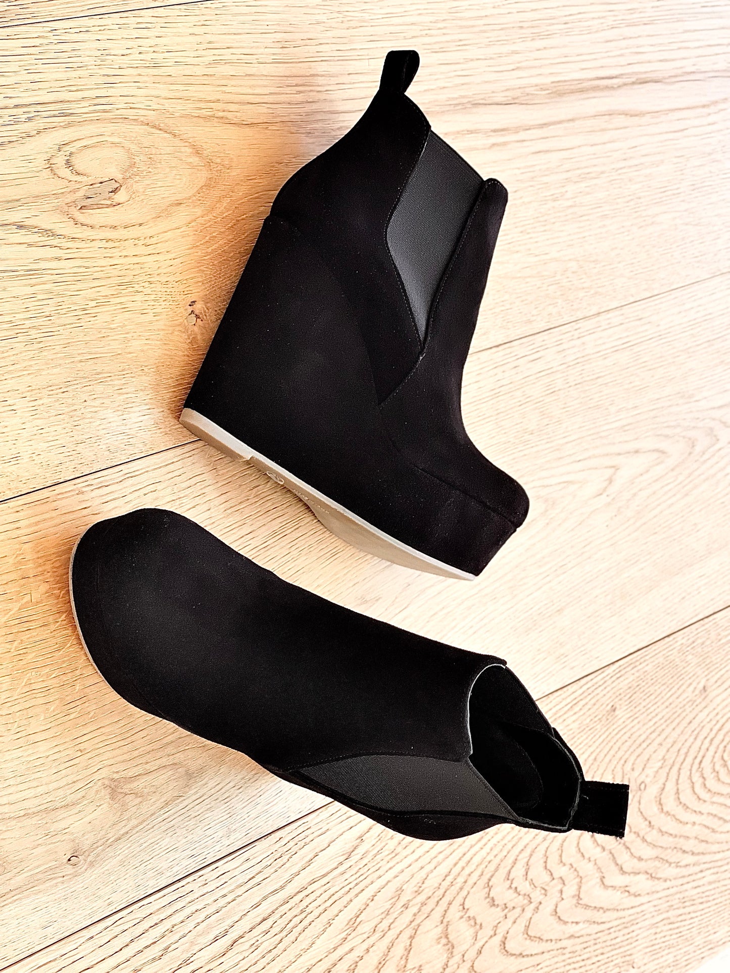 BALTISCH SCHWARZES WILDLEDER