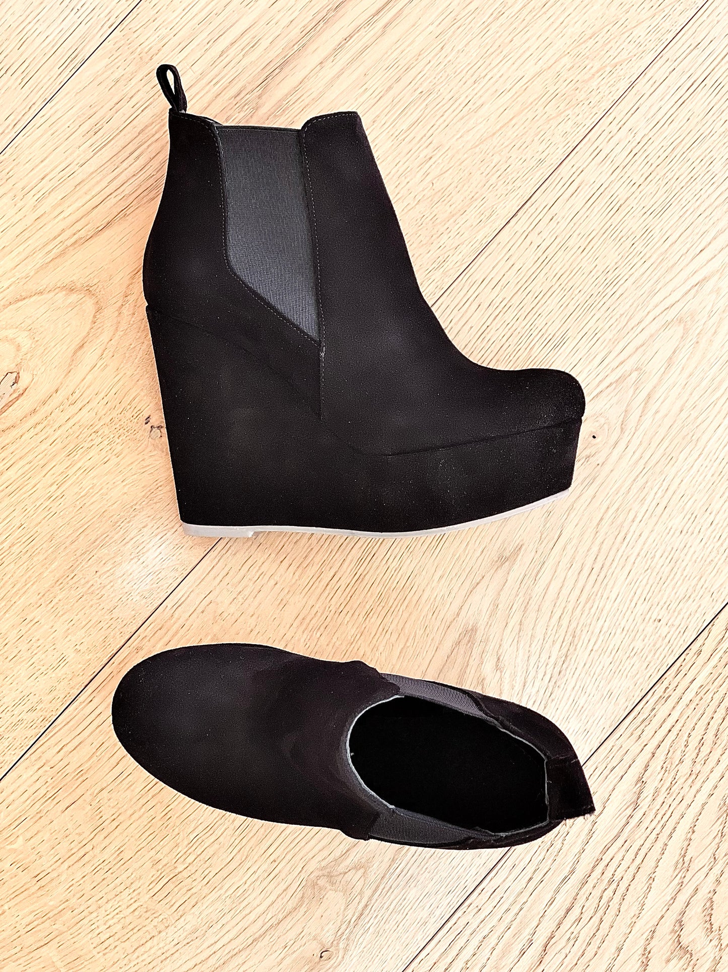 BALTISCH SCHWARZES WILDLEDER