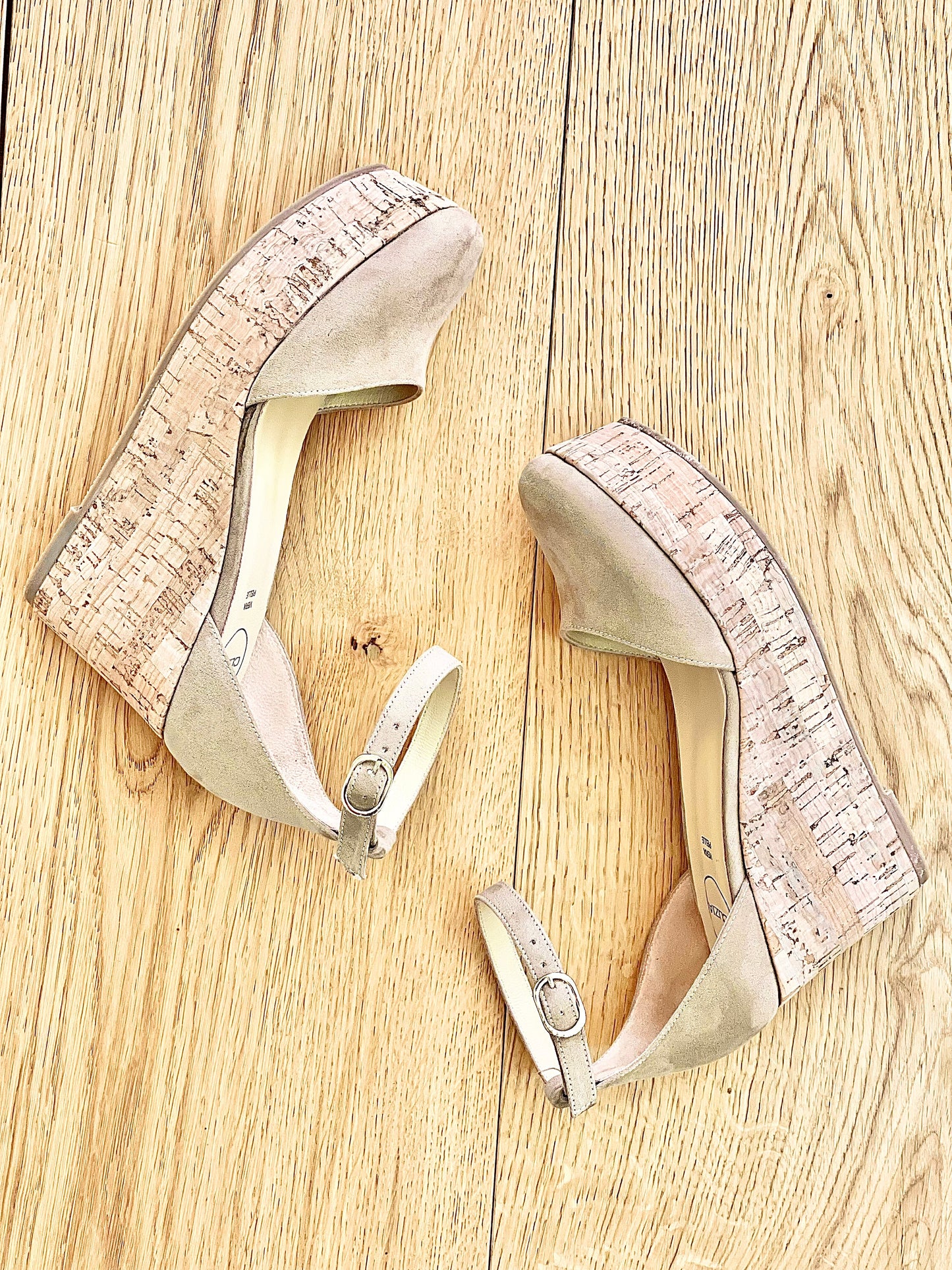 BEIGE WILDLEDER MANILA
