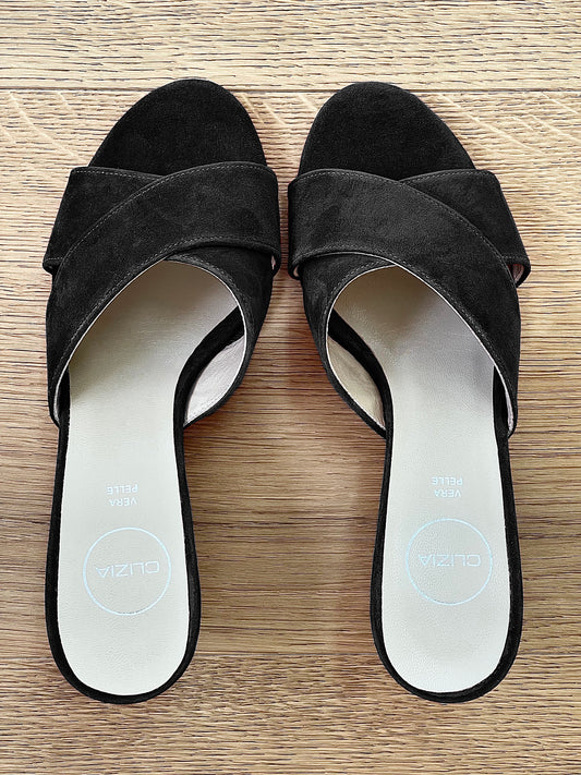 BLACK SUEDE ZURI