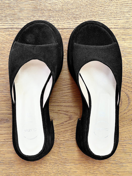 BLACK SUEDE JACKIE