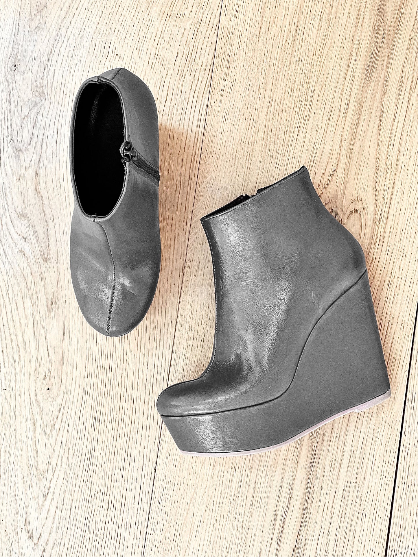 GRAY LEATHER BOOT