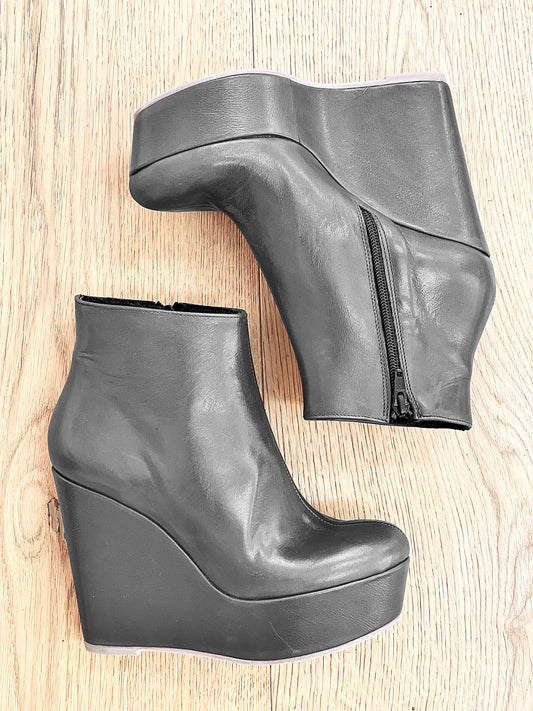 GRAY LEATHER BOOT