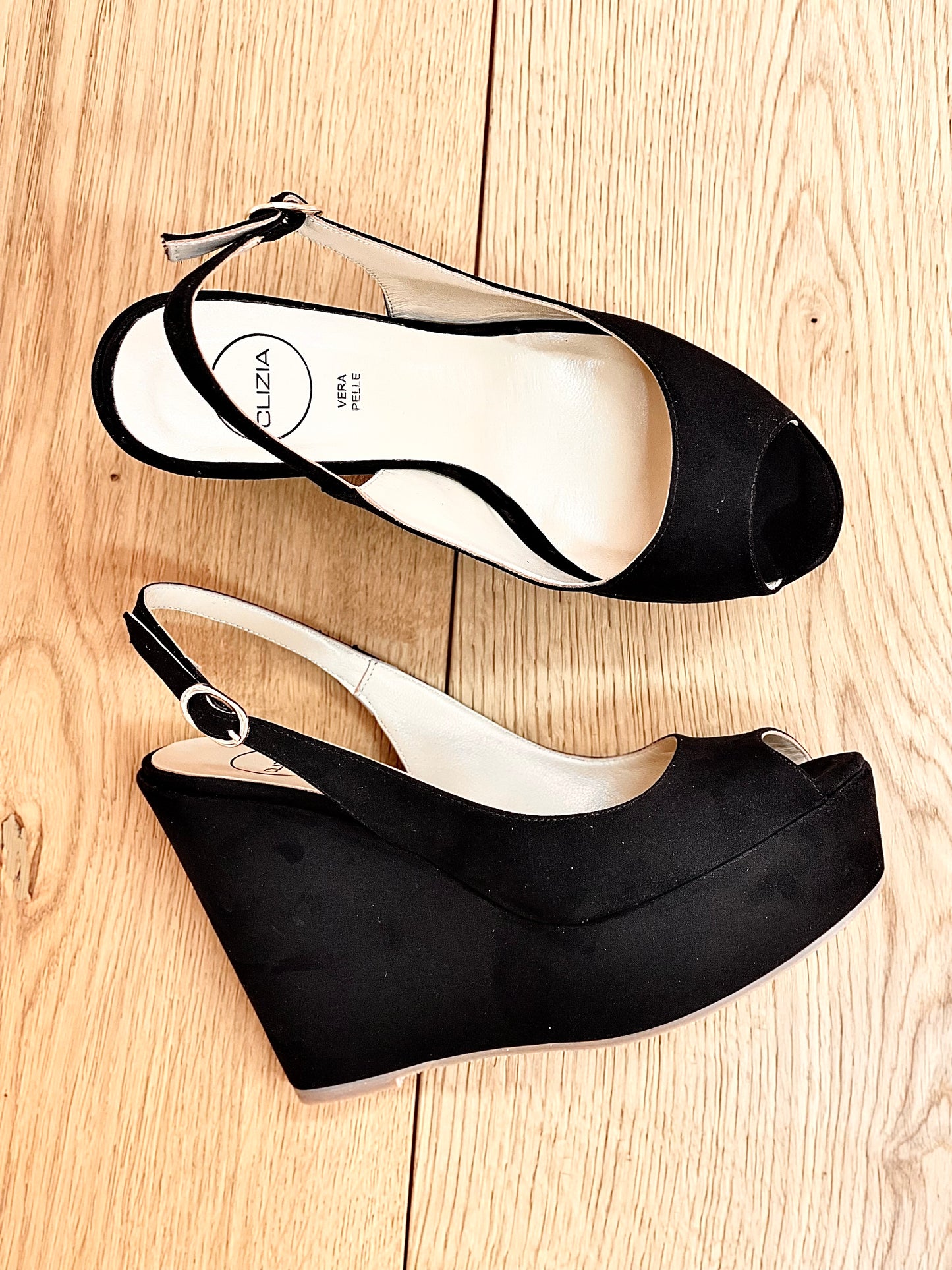 BLACK SUEDE CARACAS