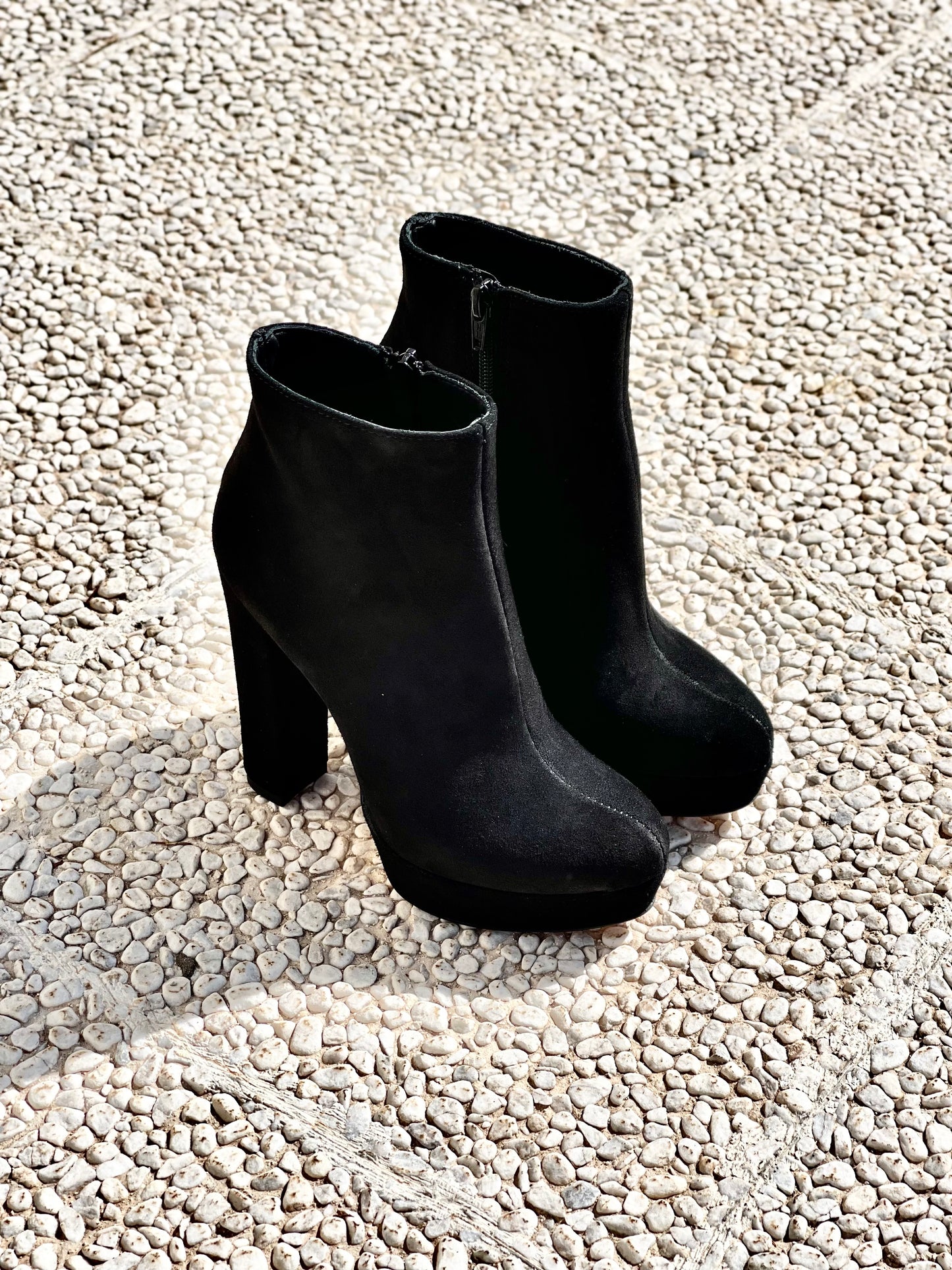 BLACK SUEDE BOB