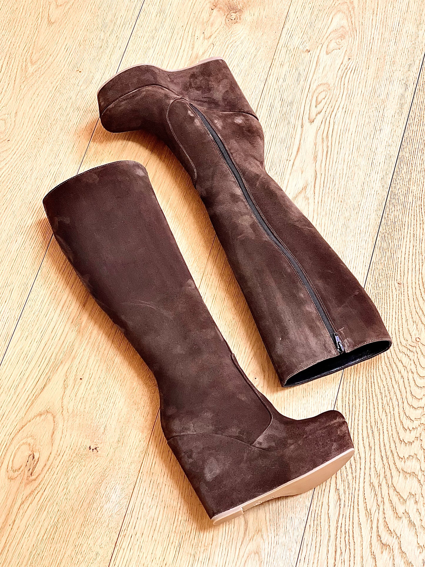 SAM BROWN SUEDE