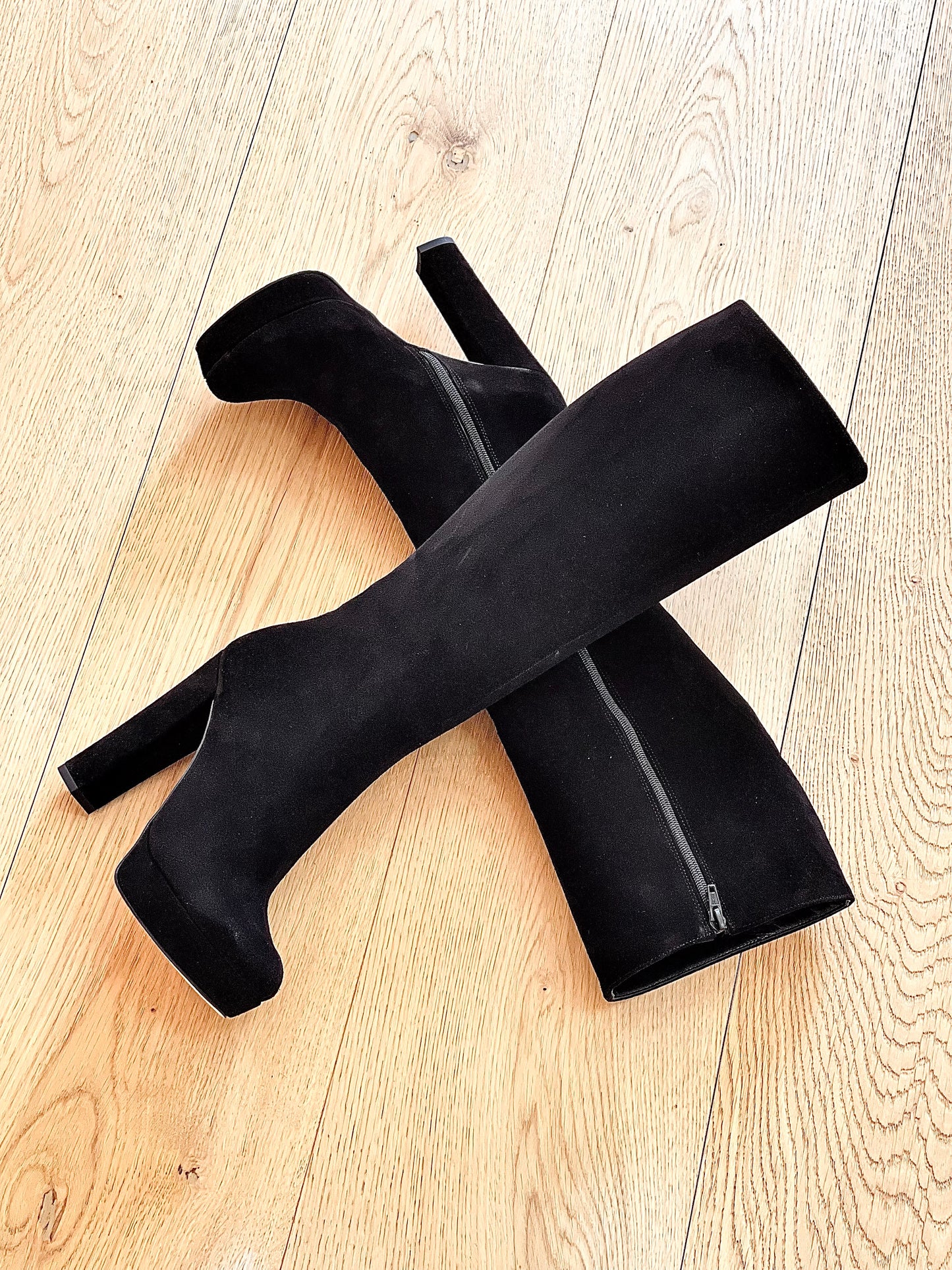 SAVANNAH BLACK SUEDE