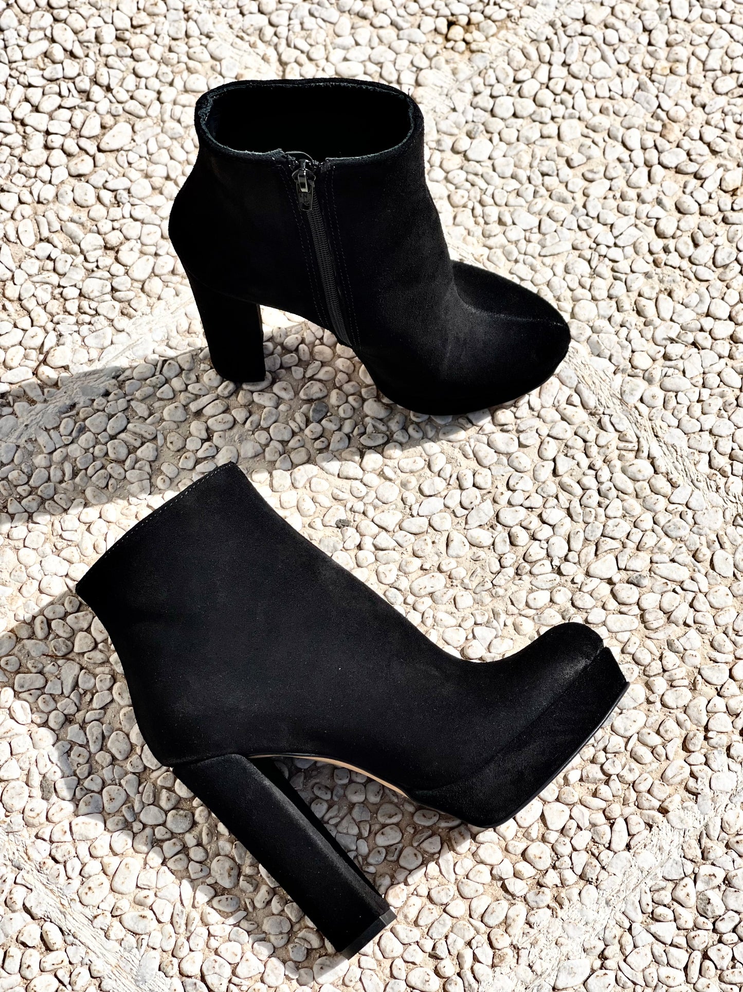 BLACK SUEDE BOB