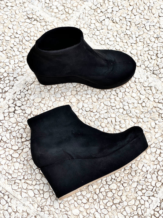AKITA BLACK SUEDE