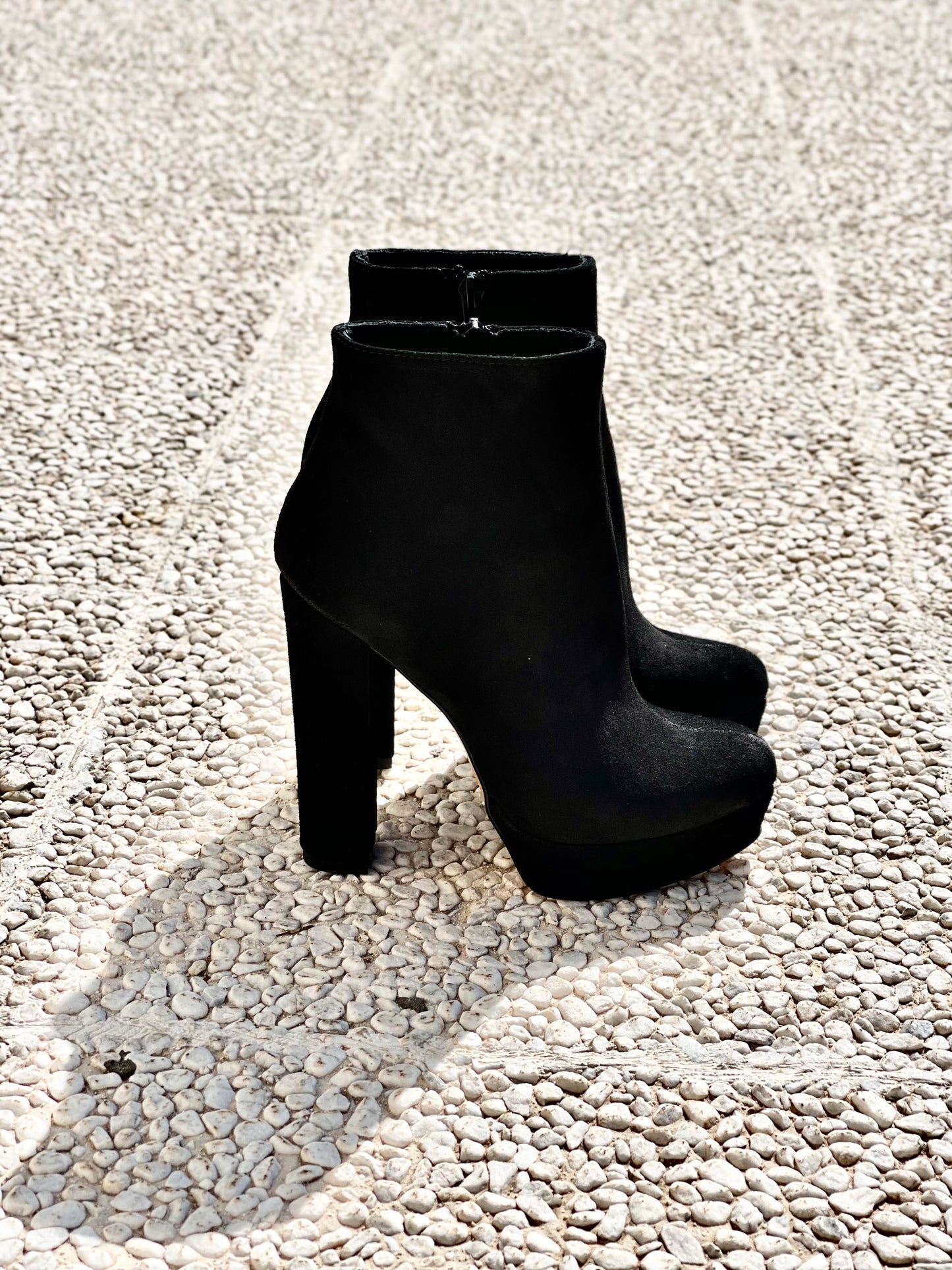 BLACK SUEDE BOB