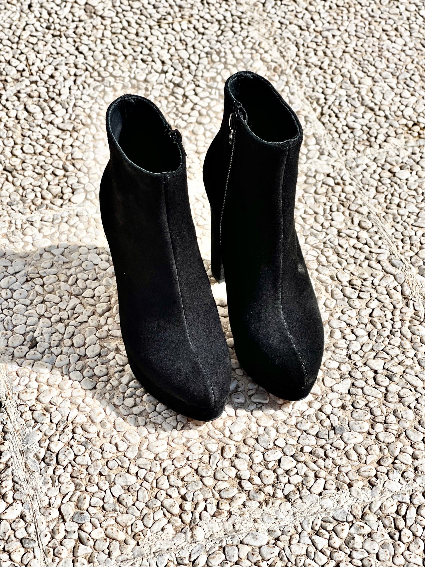 BLACK SUEDE BOB