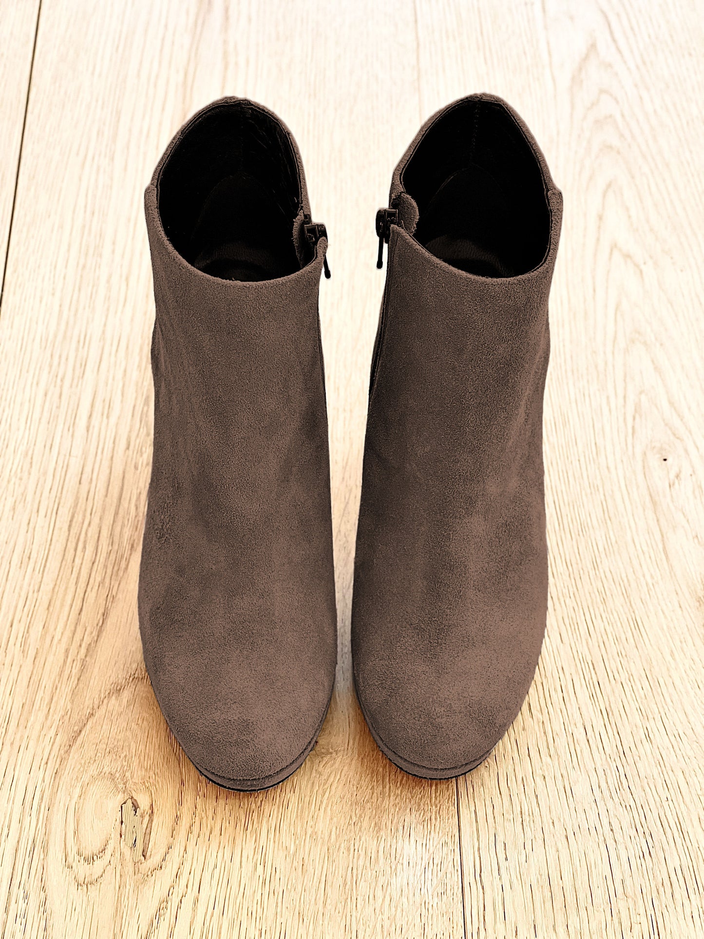 ERIK BROWN SUEDE