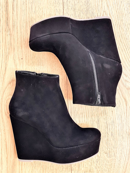 BLACK SUEDE BOOT