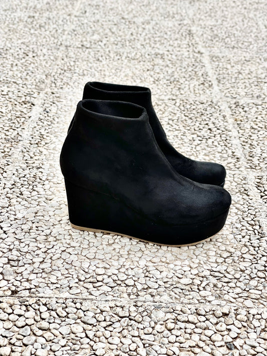 AKITA BLACK SUEDE