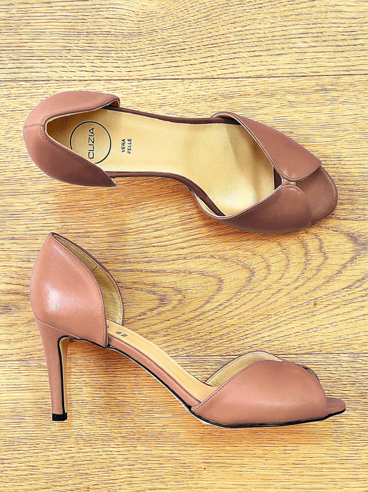 WANDA LEATHER DESNUDA