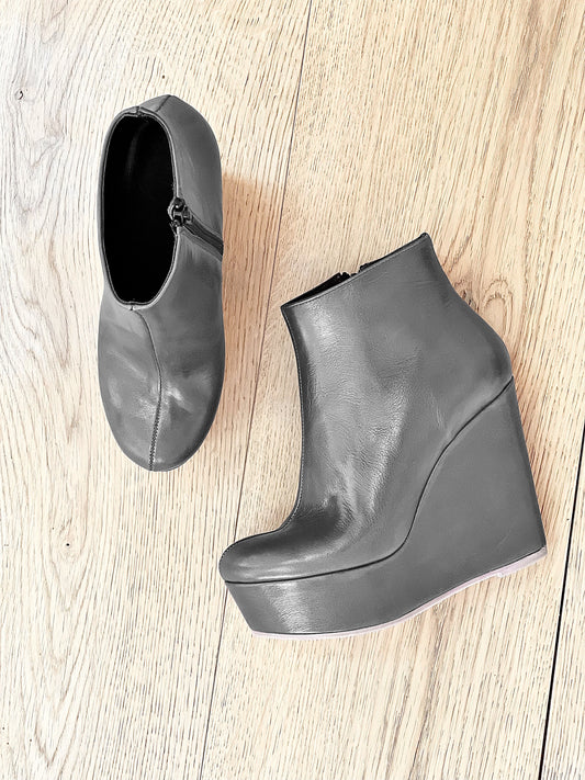 BOTA DE CUERO GRIS