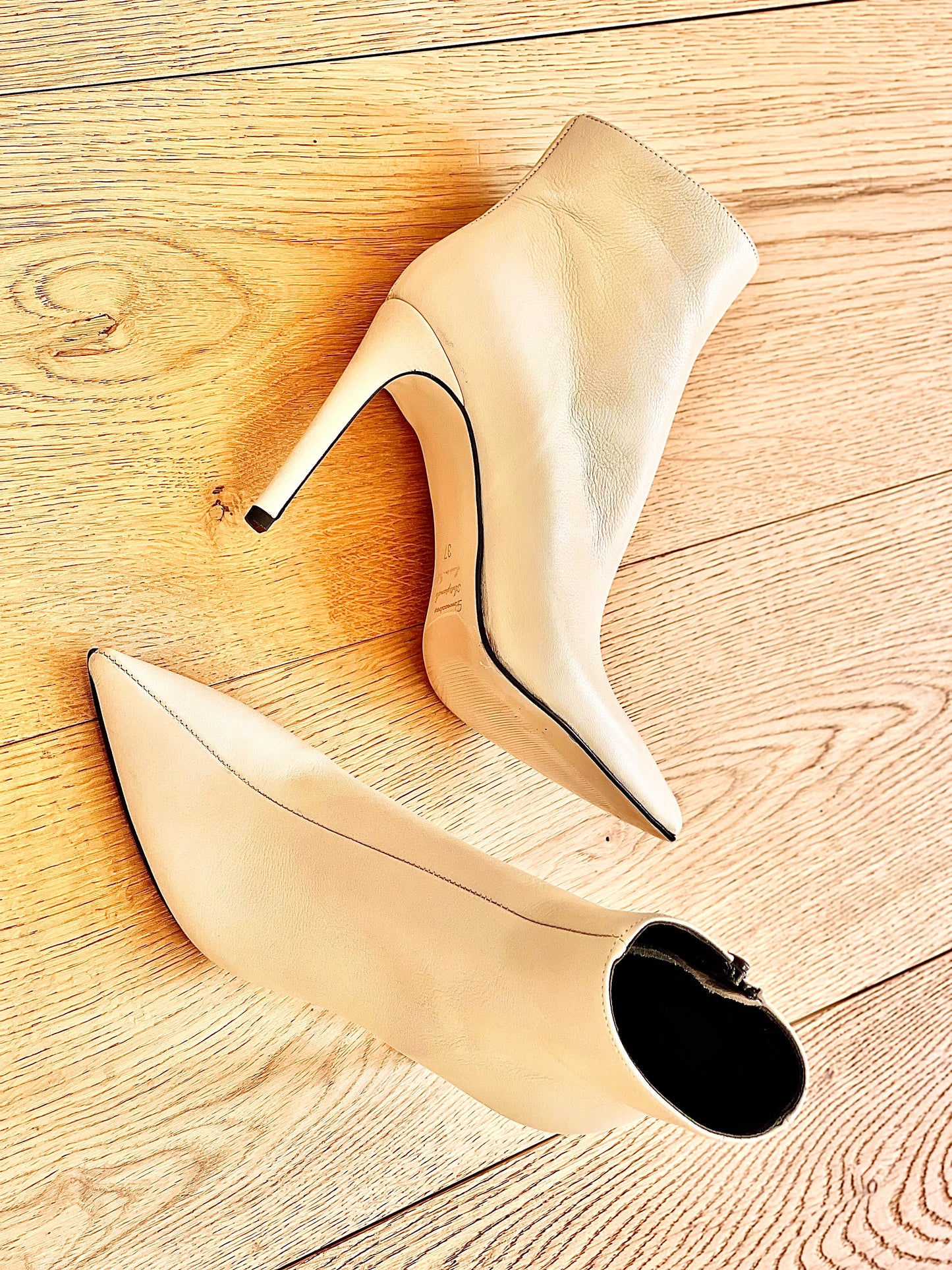 CUERO BEIGE DE NACIMIENTO