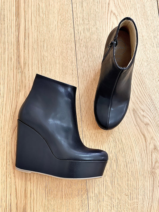 BOTA DE CUERO NEGRO