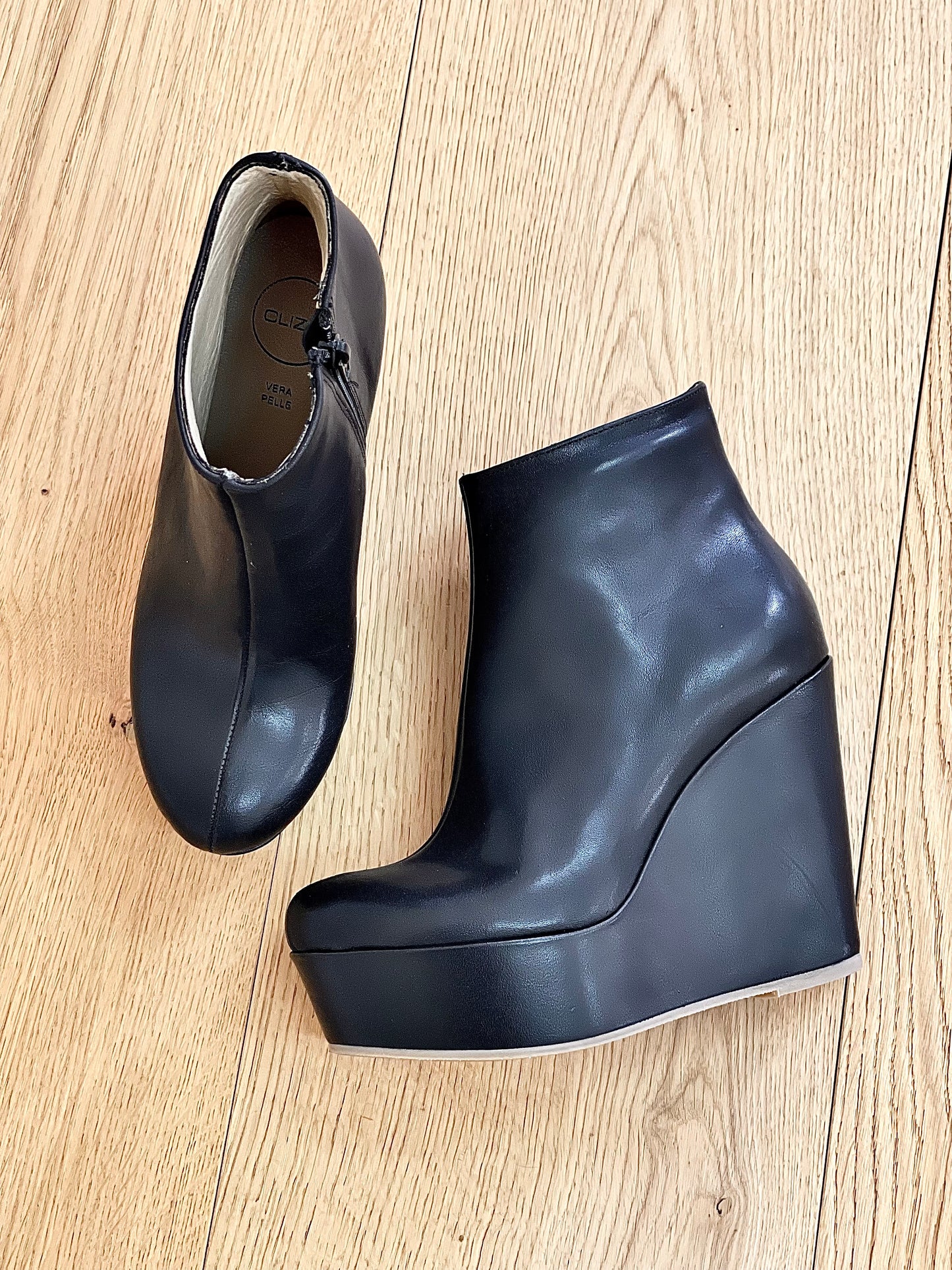 BOTA DE CUERO NEGRO