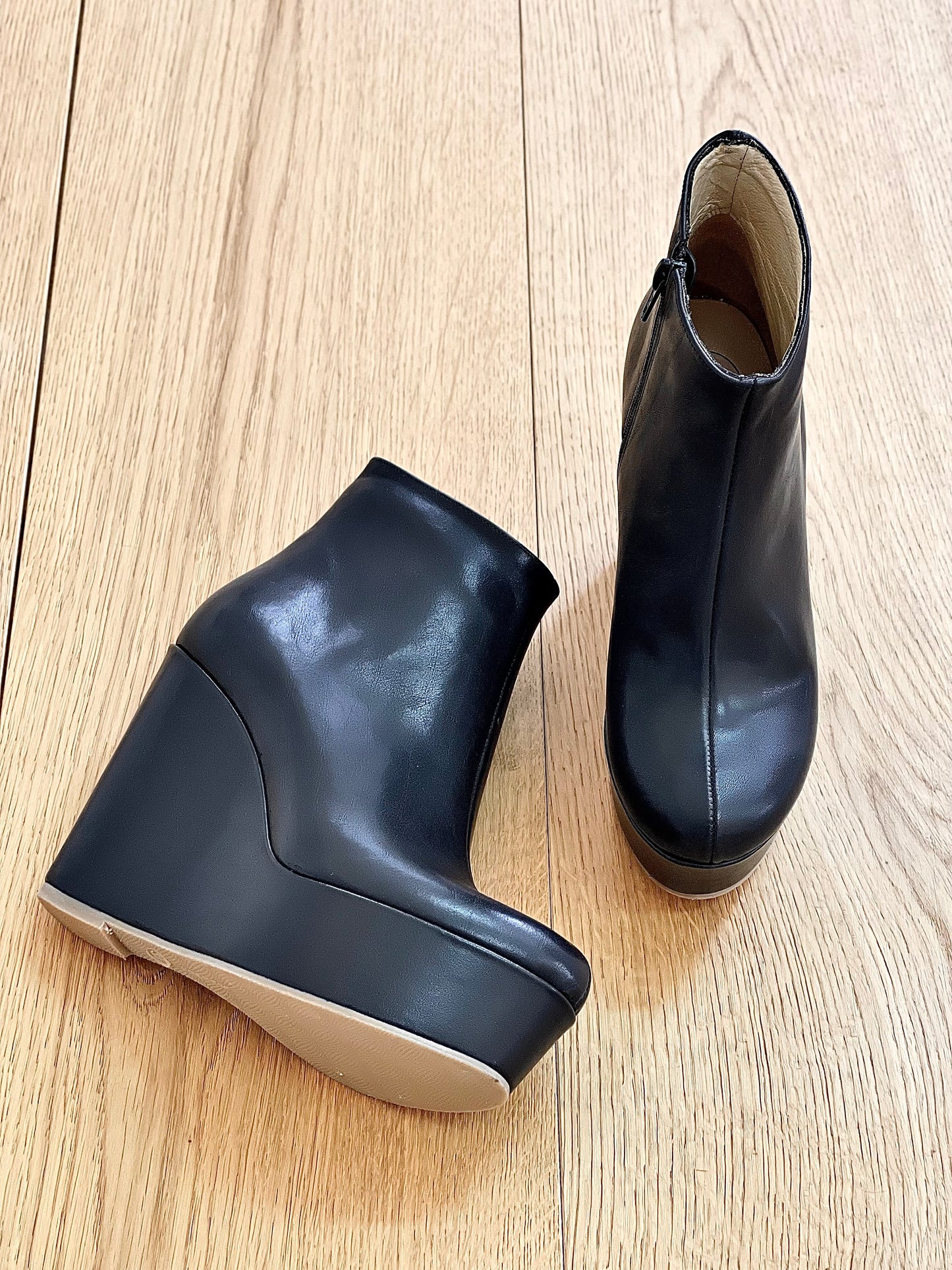 BOTA DE CUERO NEGRO