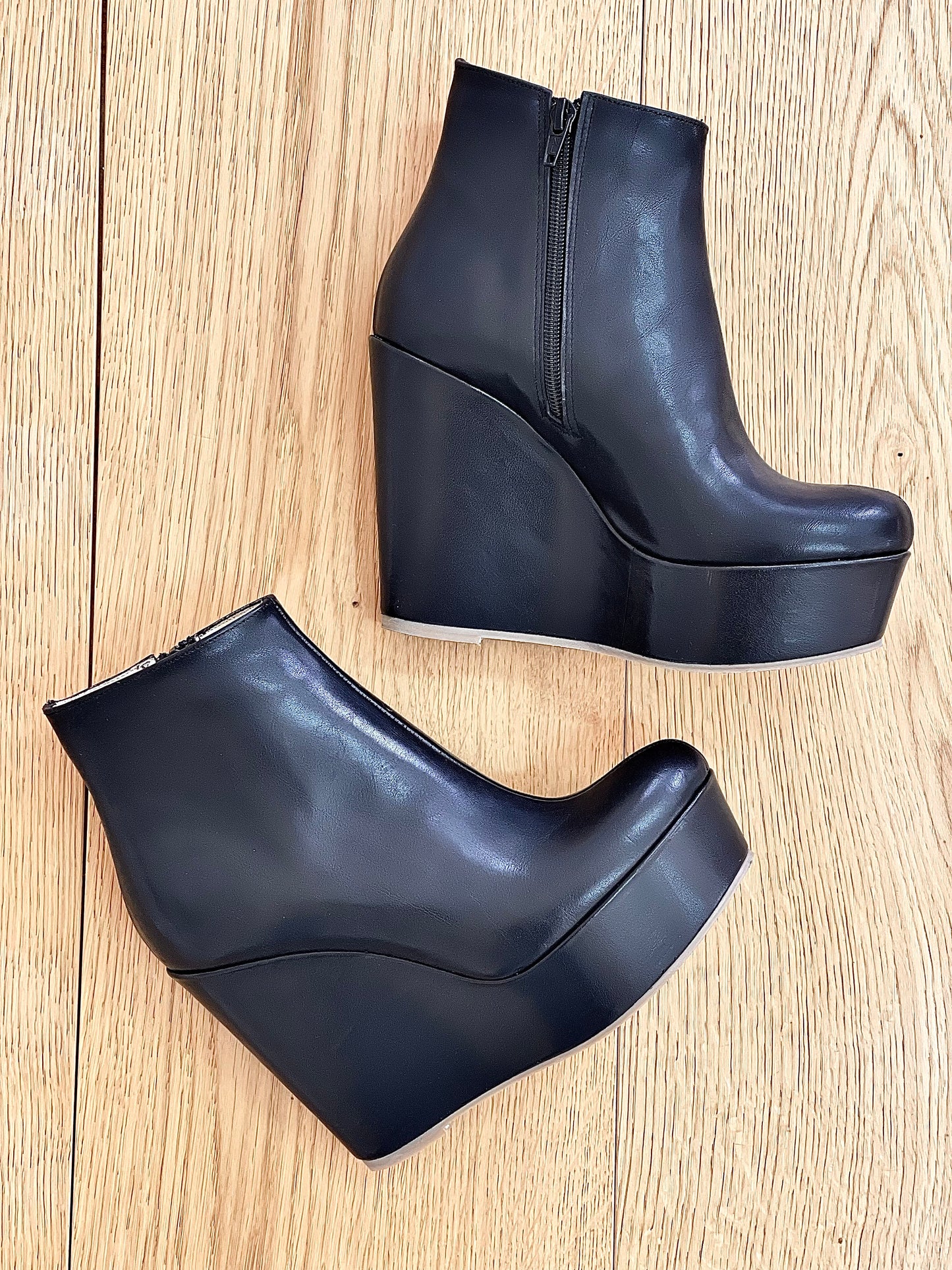 BOTA DE CUERO NEGRO