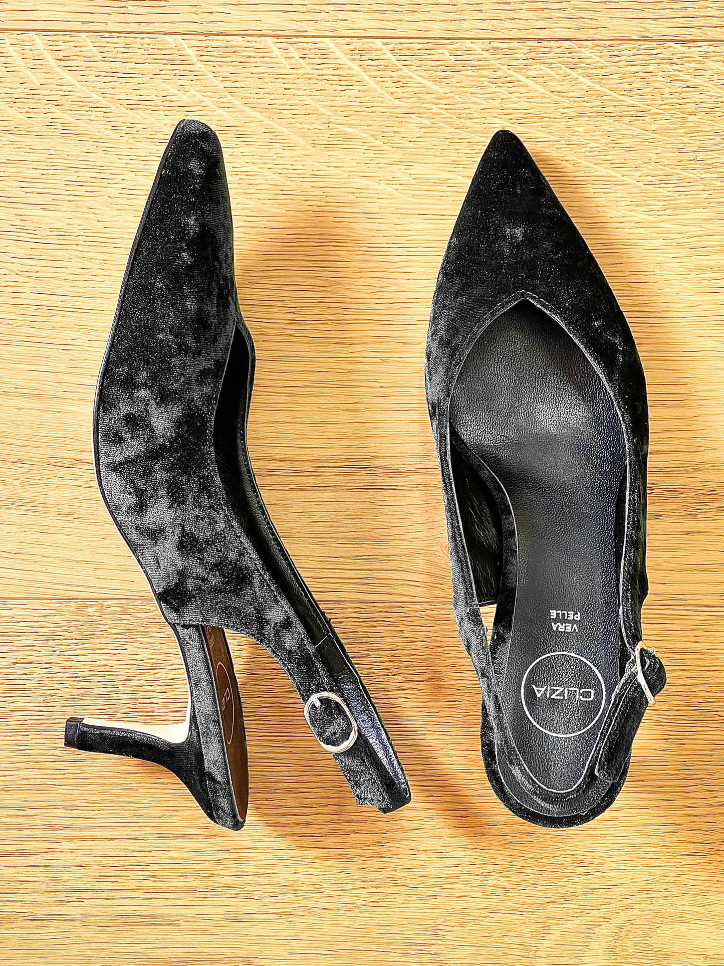 TANIA MUSTA SAMETTIKANGAS