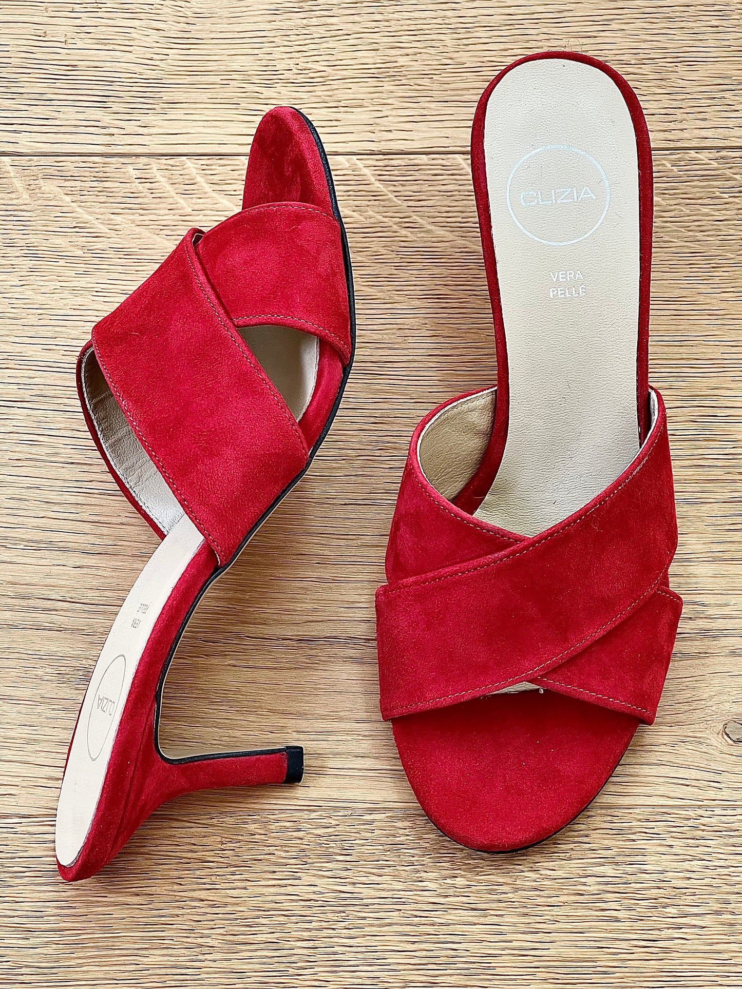 RED SUEDE ZURI