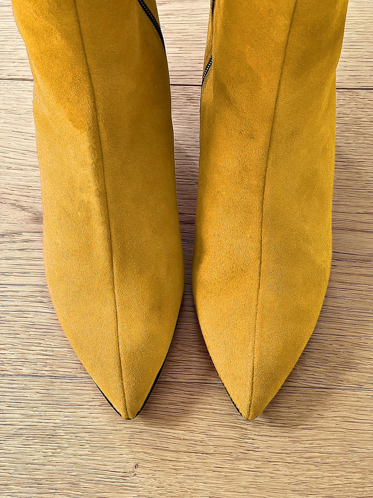 MARQUE EN DAIM JAUNE