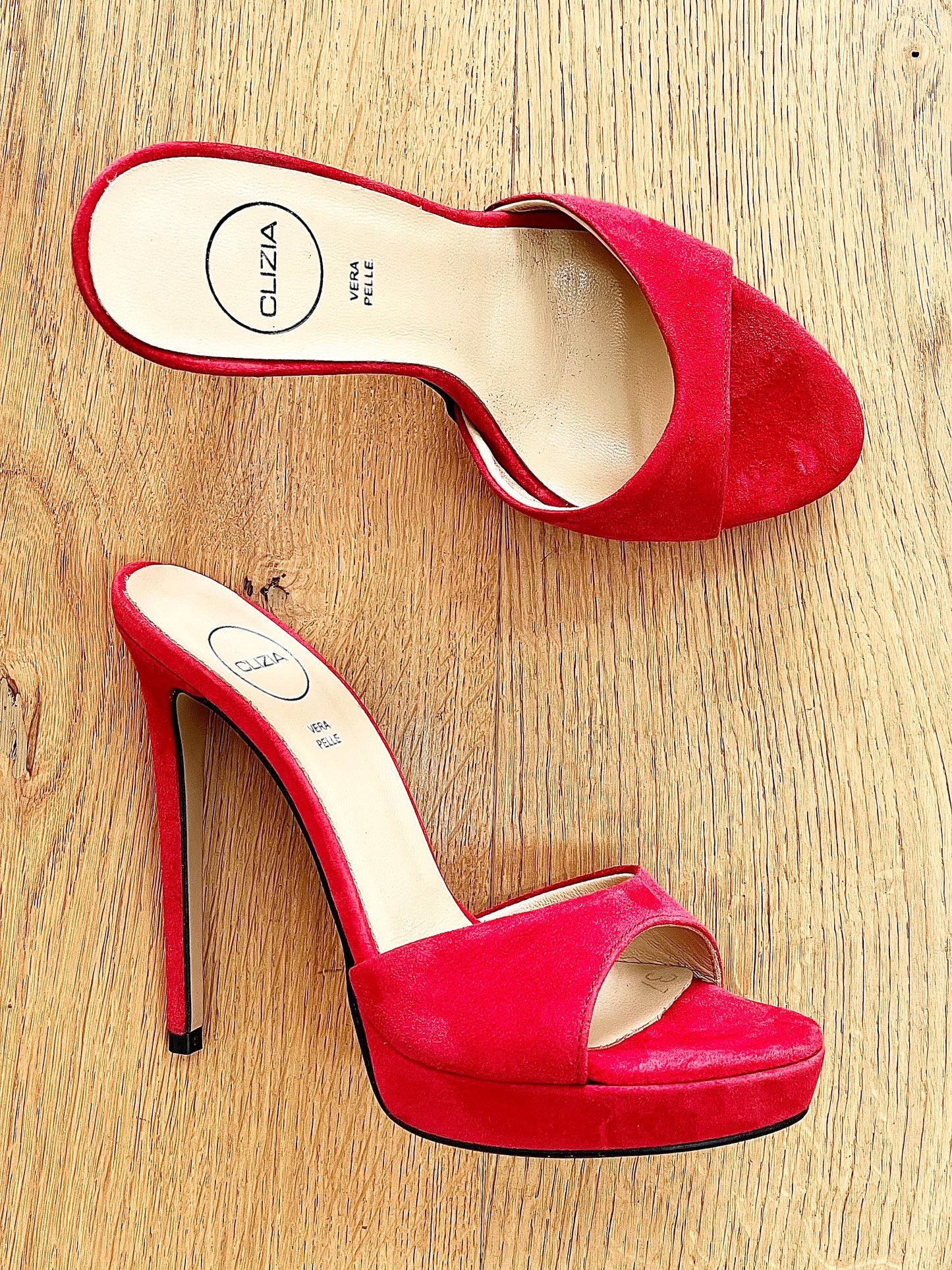 PRISCILLA EN DAIM ROUGE