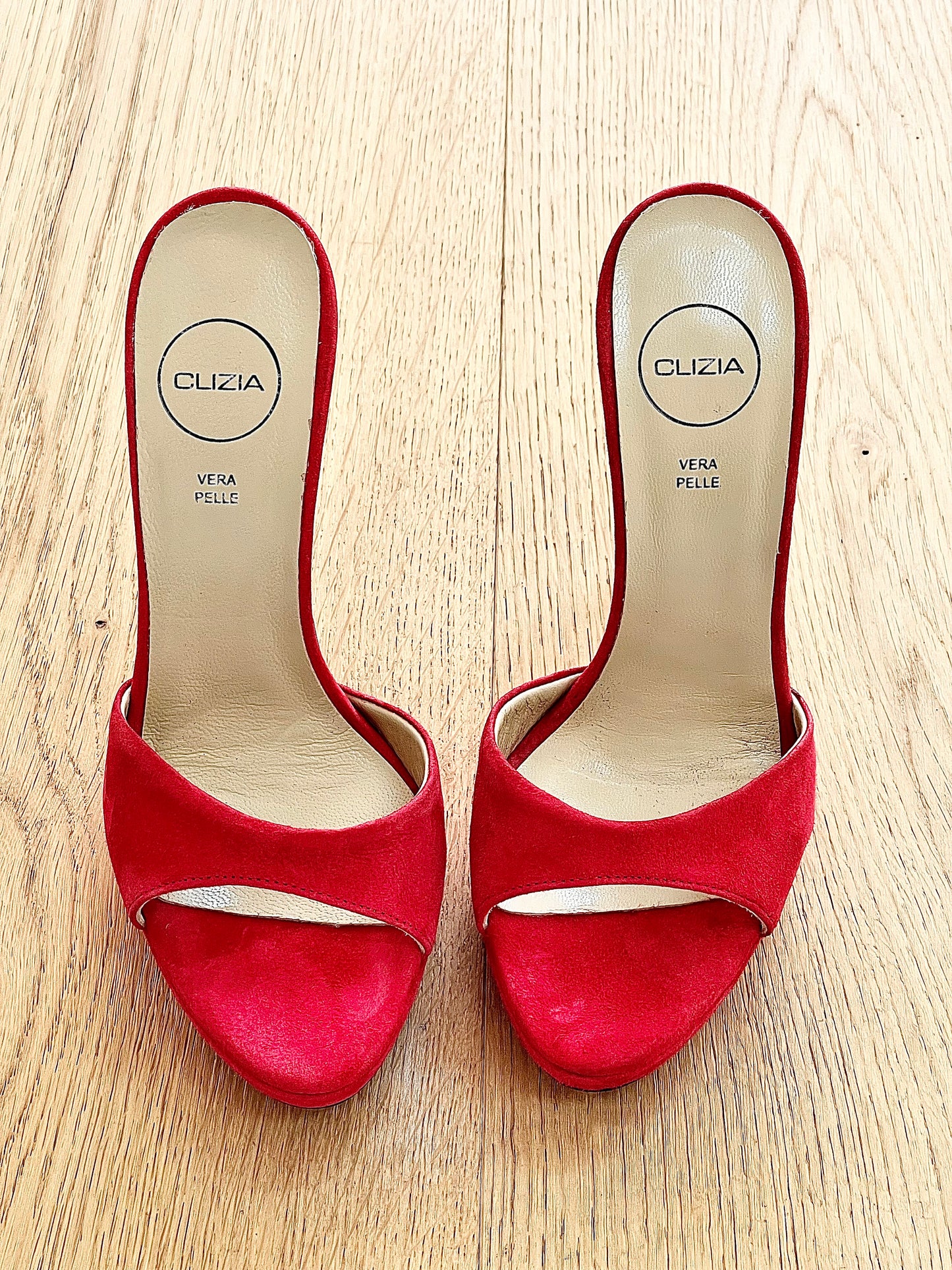 PRISCILLA EN DAIM ROUGE