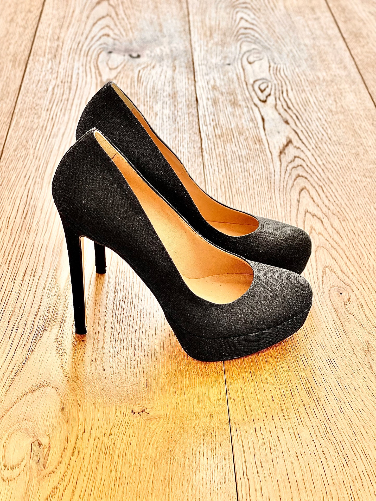 MÊME LES PAILLETTES NOIRES