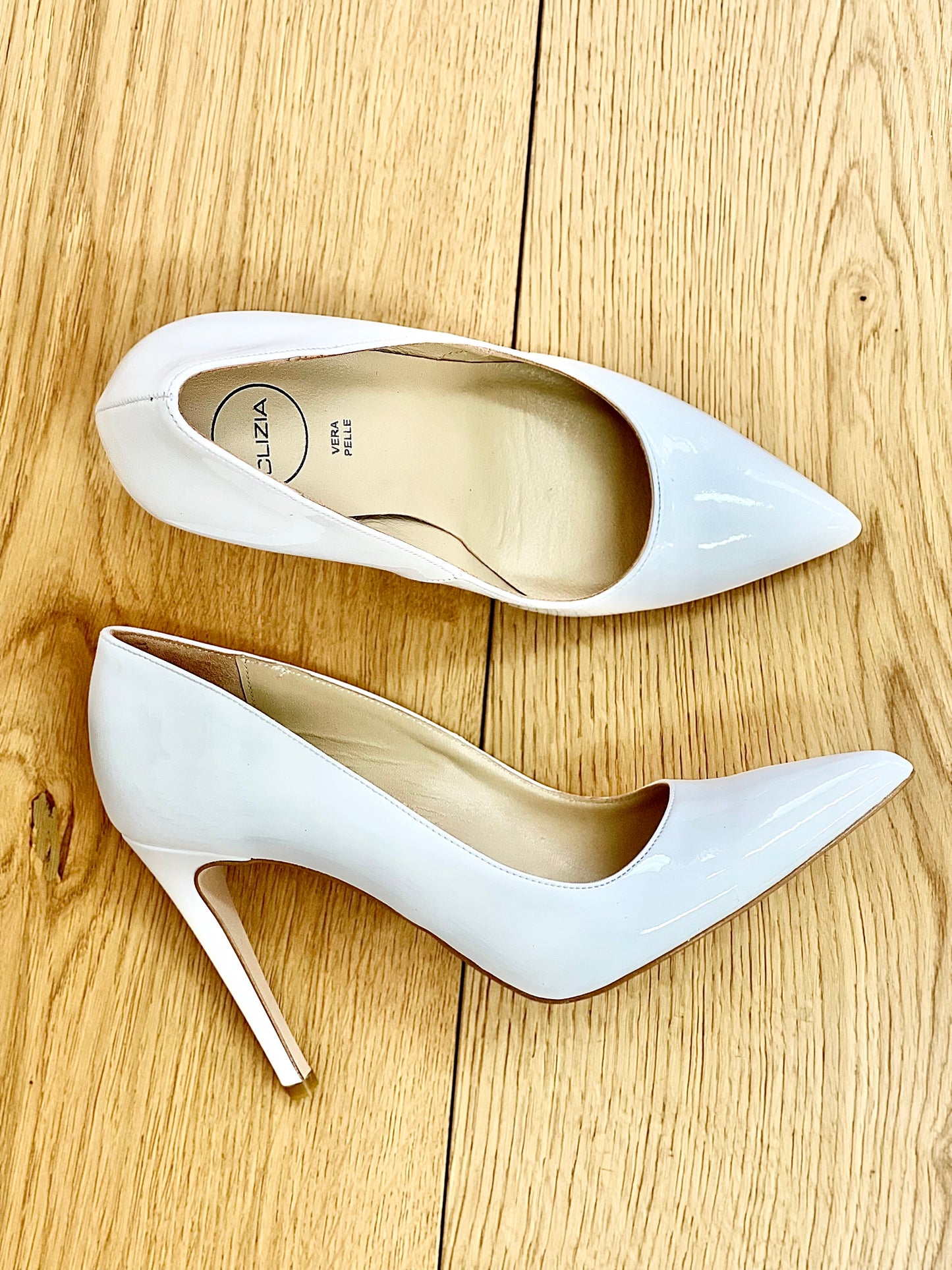 NOEUD EN CUIR VERNI BLANC