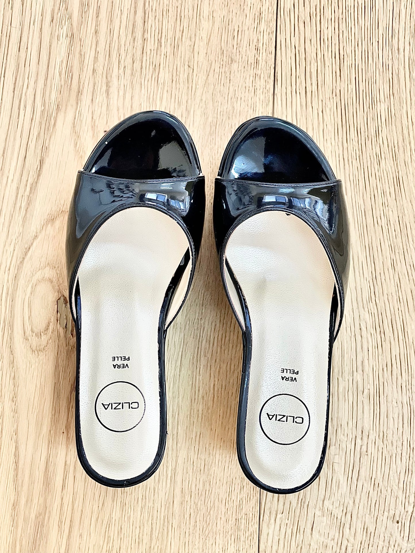 VENUS NOIR CUIR VERNI