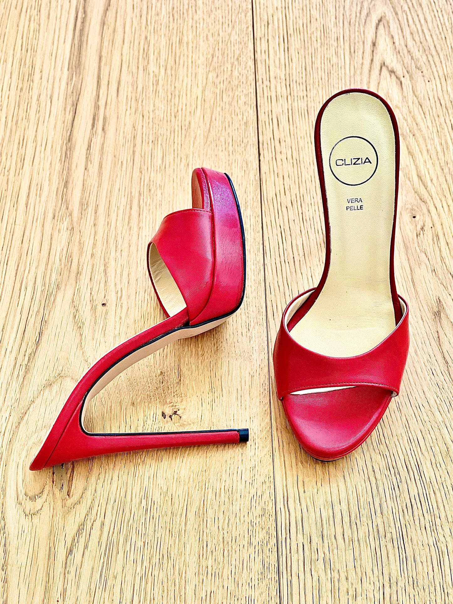 PRISCILLA CUIR ROUGE