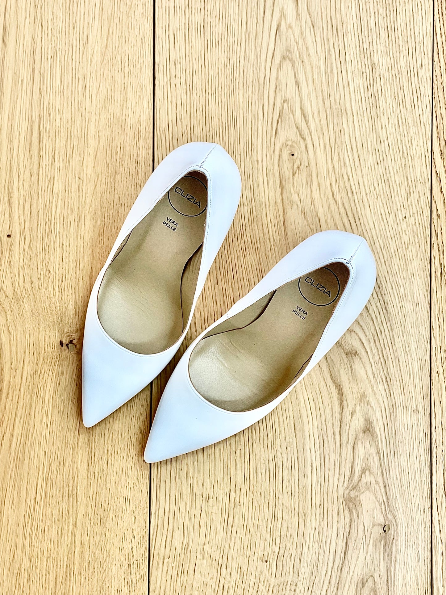 NOEUD EN CUIR VERNI BLANC