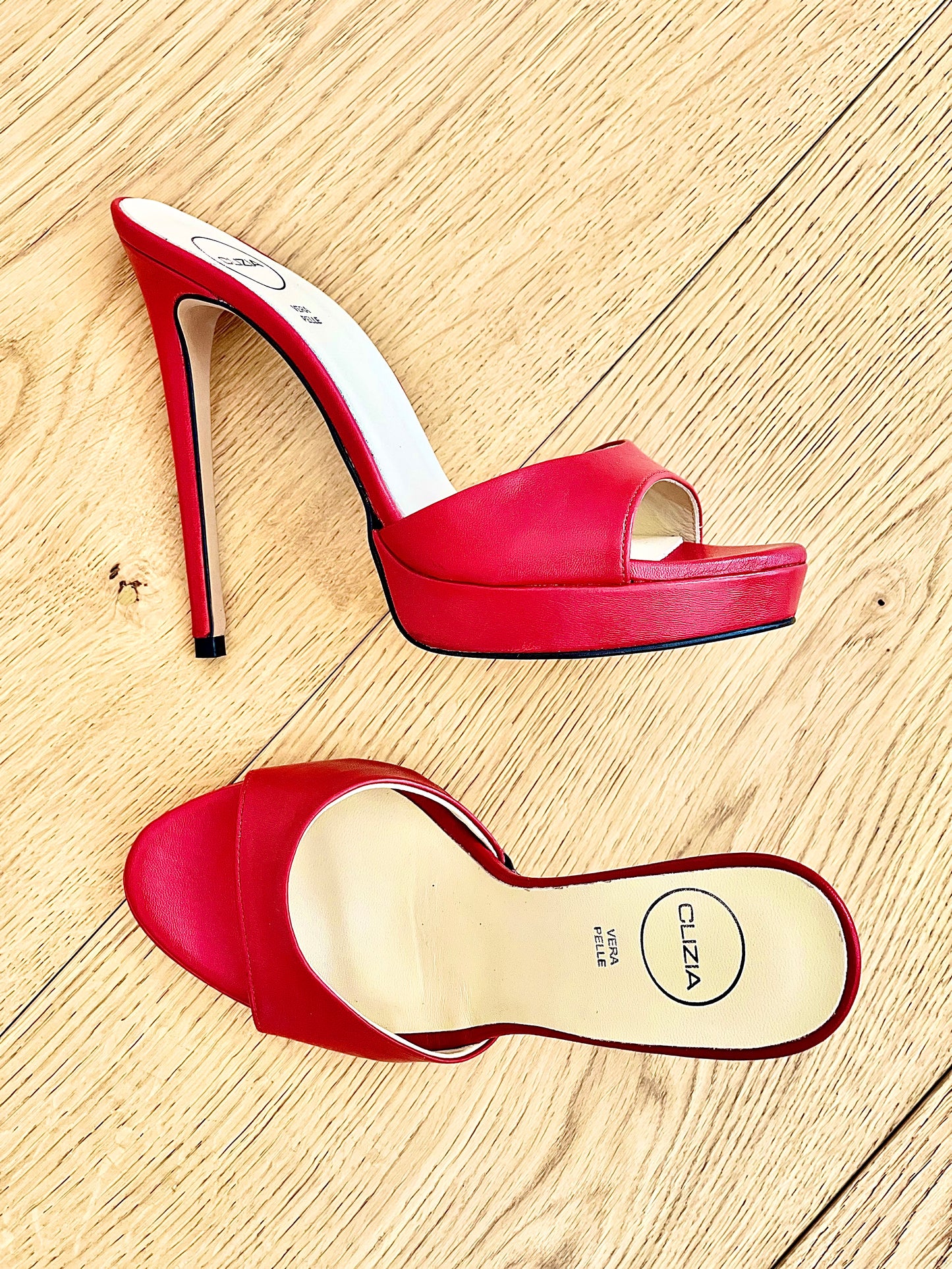 PRISCILLA CUIR ROUGE