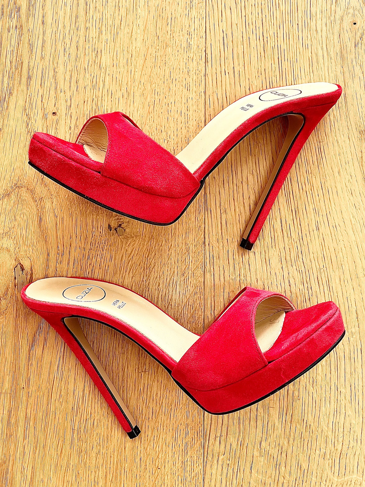 PRISCILLA EN DAIM ROUGE