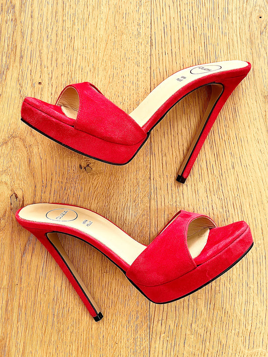 PRISCILLA EN DAIM ROUGE