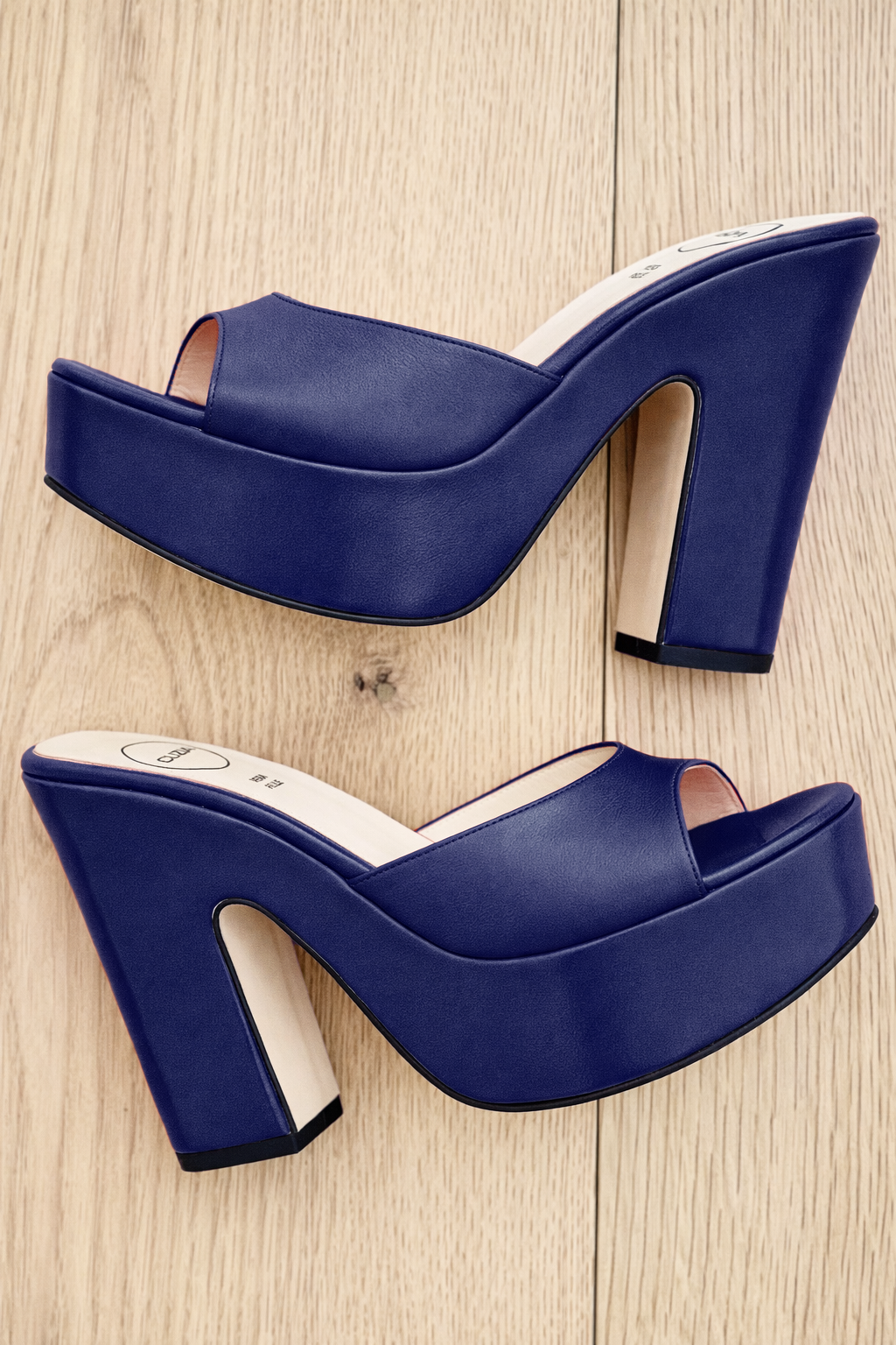 LIPSEY עור כחול
