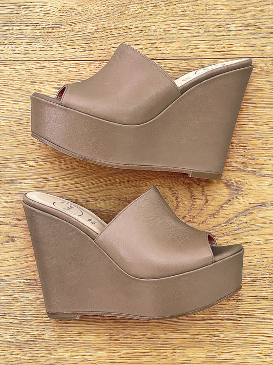 EMMA TAUPE LEER