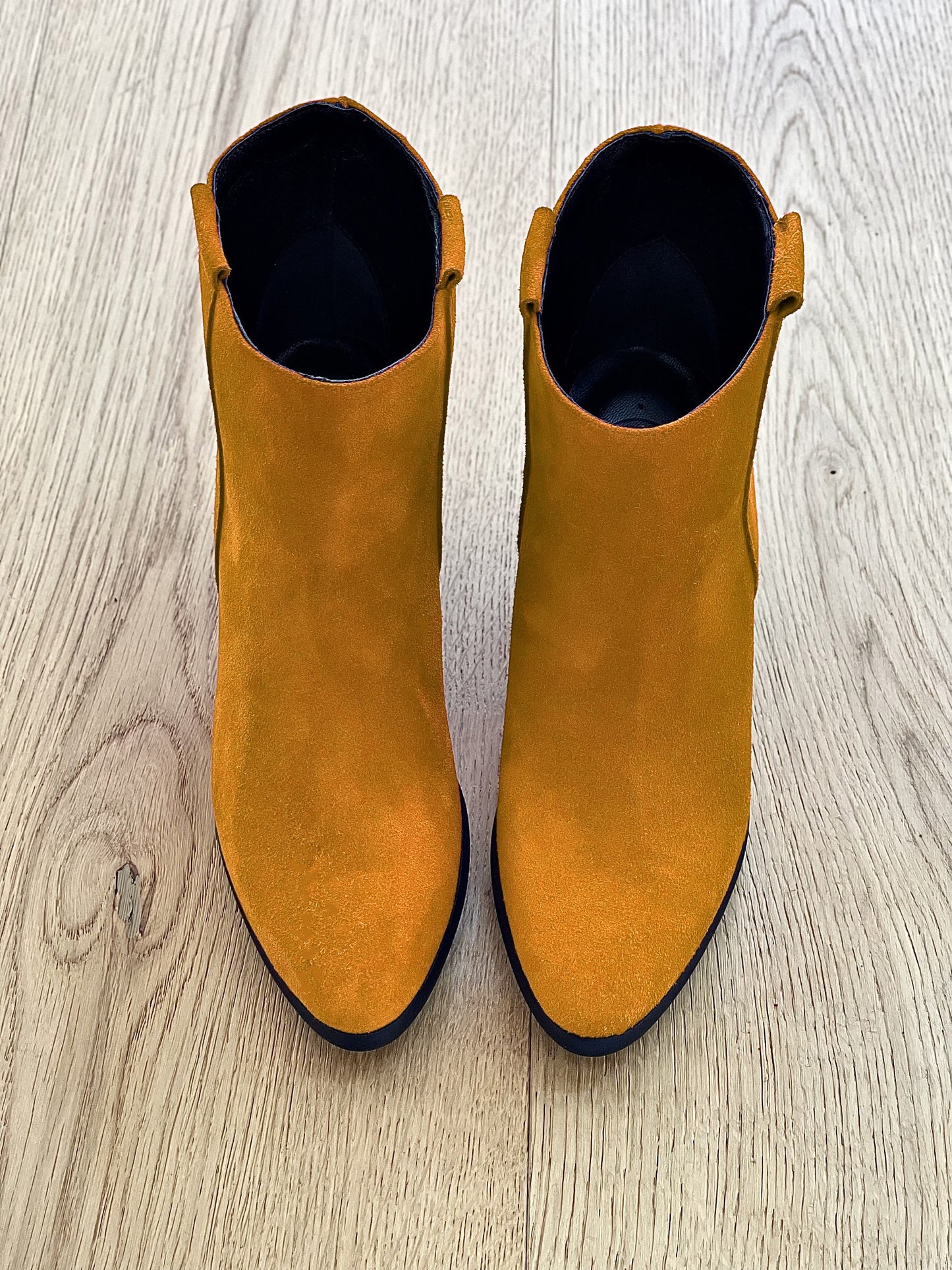 OKERKLEURIG SUÈDE TESSA