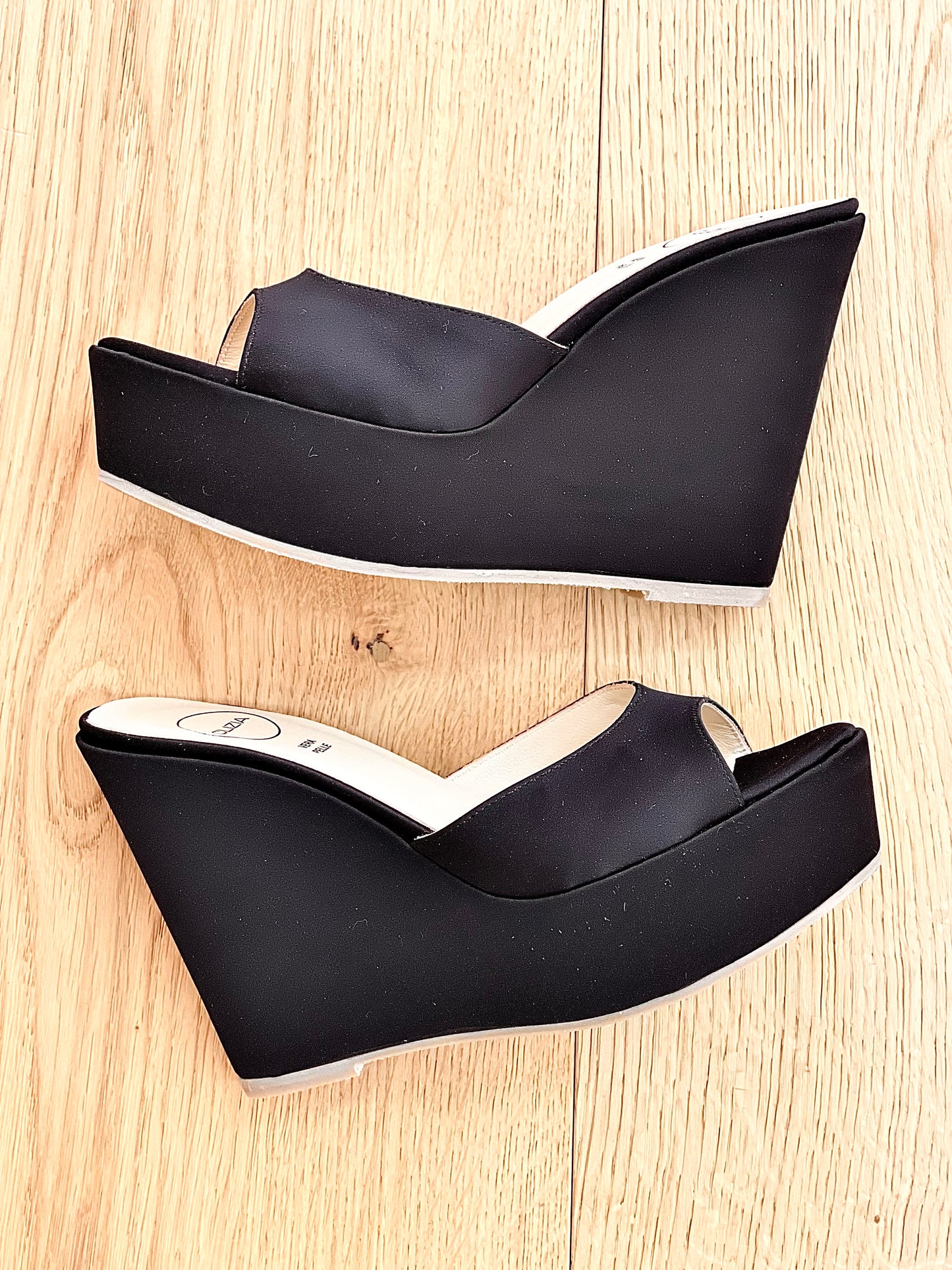 ALLISON ZWART SATIJN