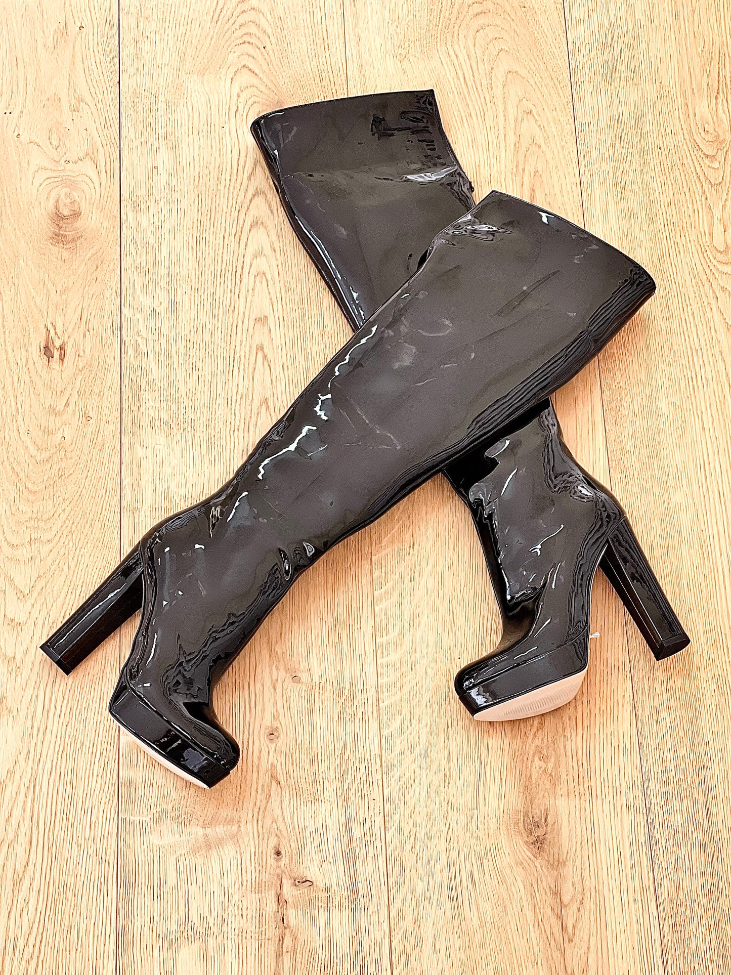 KRISTEN ZWART LAKLEER