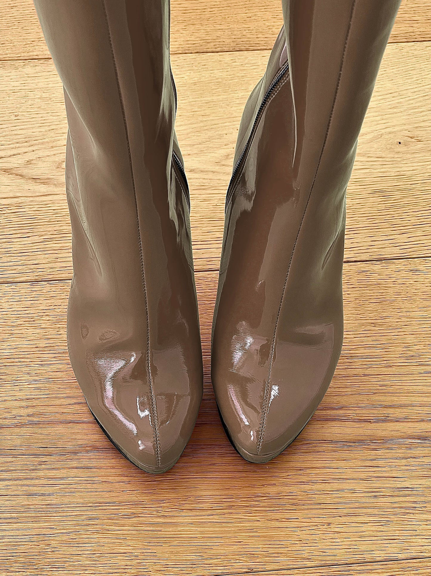URSULA TAUPE PATENT PIELE