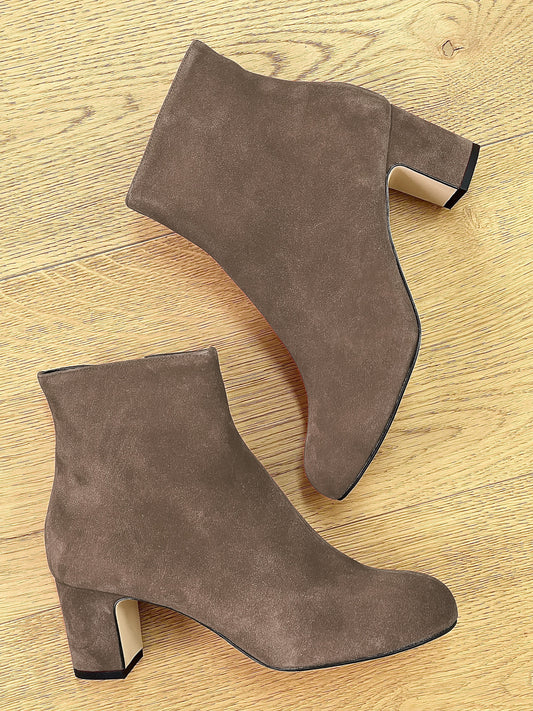 LUCAS Z JELENICE, FARBA TAUPE