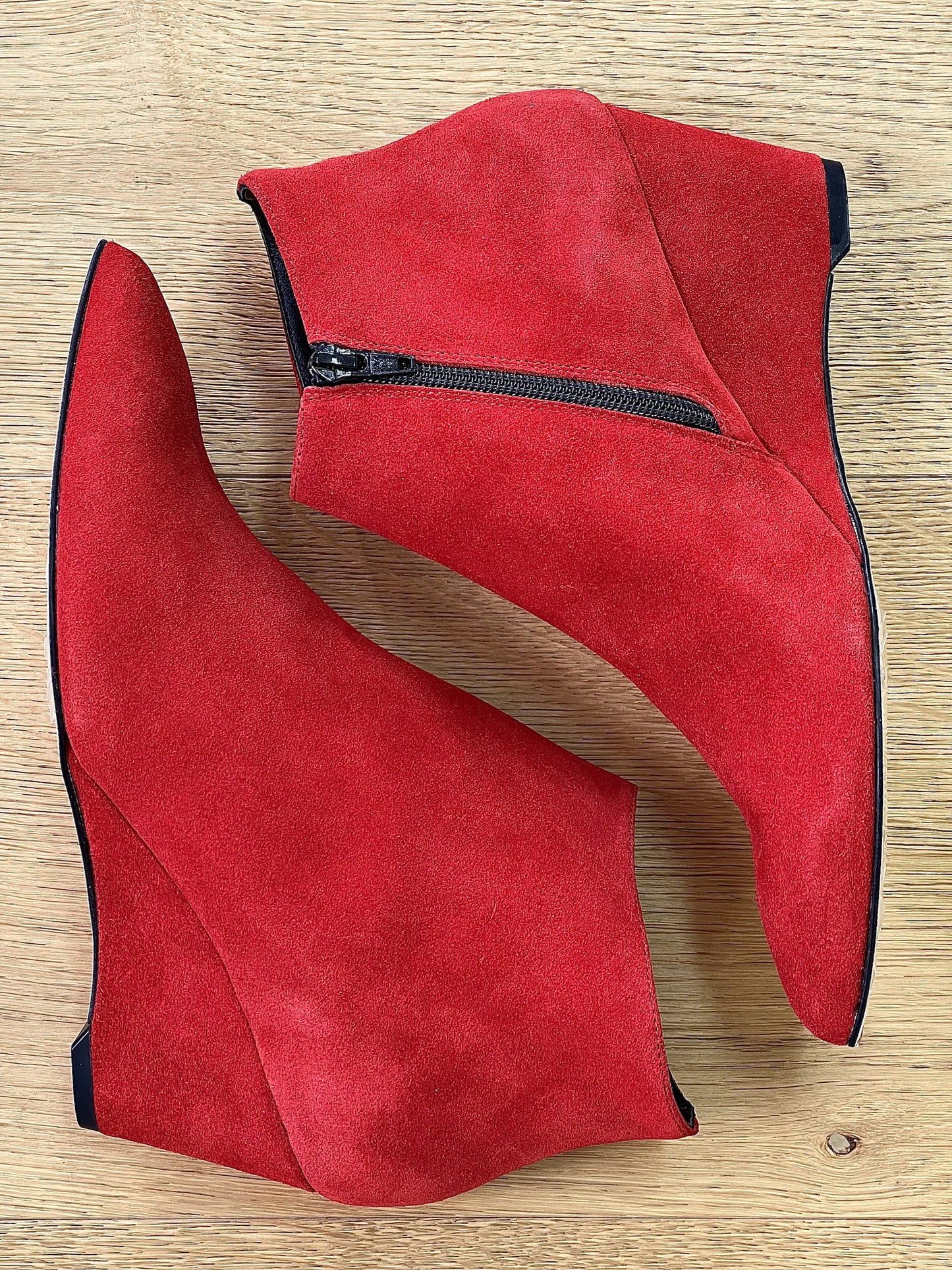 KRYSHA ČERVENÁ SUEDE