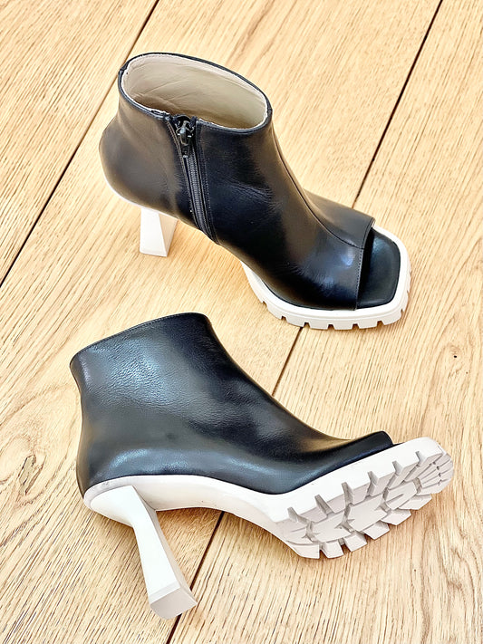 PETRA BLACK