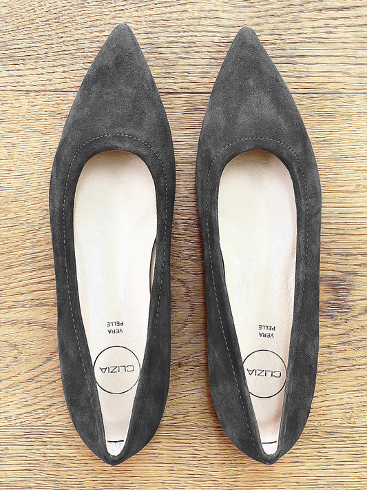 UMA GRÅ SUEDE