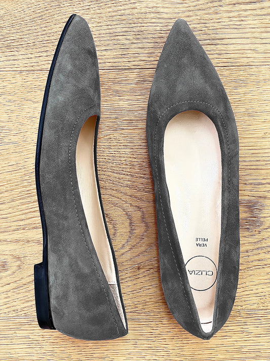 UMA GRÅ SUEDE